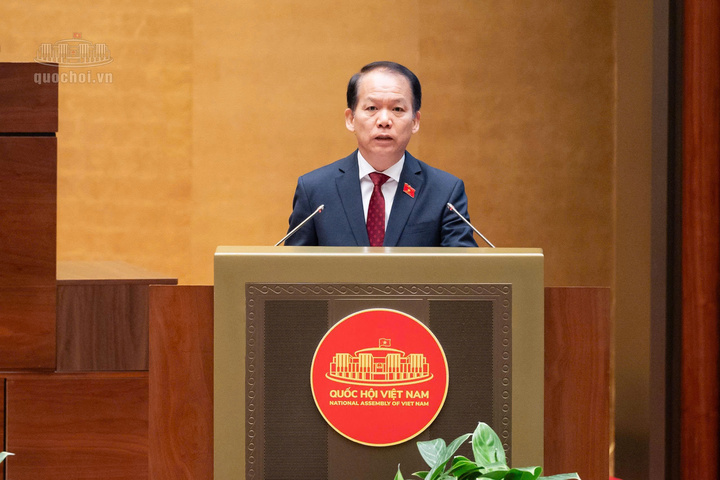 Bộ trưởng Bộ Tư pháp Hoàng Thanh Tùng, thừa ủy quyền của Thủ tướng Chính phủ, trình bày Tờ trình về dự án Luật Kinh doanh bất động sản (sửa đổi).
