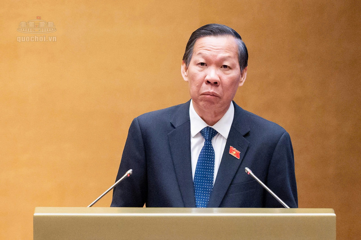 Chủ nhiệm Ủy ban Kinh tế và Tài chính Phan Văn Mãi trình bày báo cáo thẩm tra.