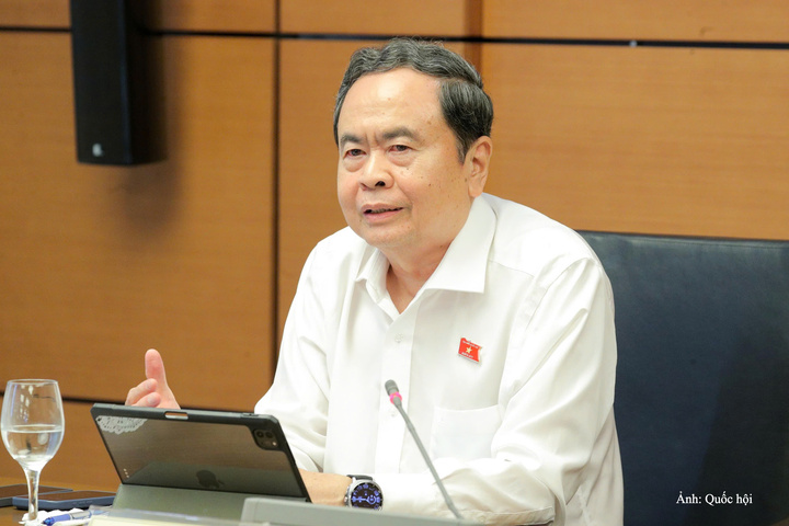 Chủ tịch Quốc hội Trần Thanh Mẫn thảo luận tại tổ.