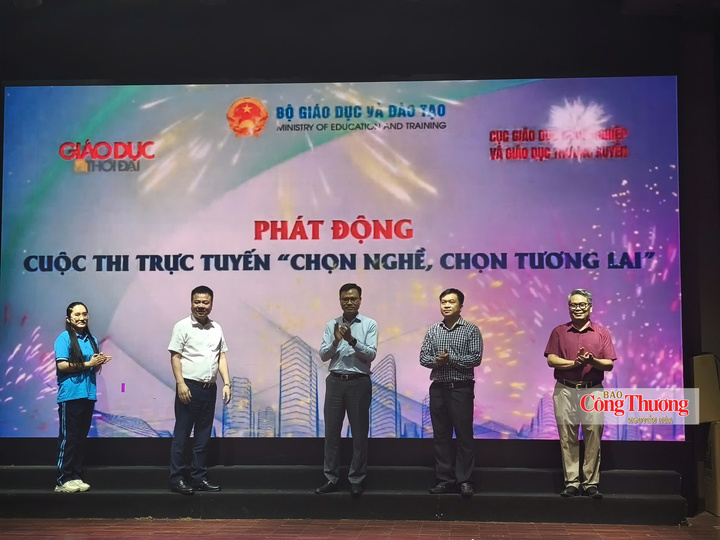 Đại biểu thực hiện nghi thức phát động Cuộc thi "Chọn nghề, chọn tương lai" vào chiều 22/10.