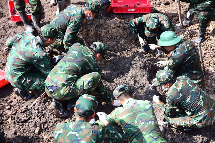 Công tác tìm kiếm, quy tập hài cốt liệt sĩ tại Khu B, Công viên Lê Thị Riêng, TP. Hồ Chí Minh trong ngày 22/10.