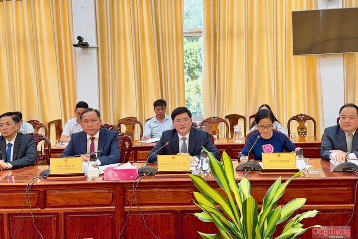 Ông Nguyễn Tuấn Anh, Phó Bí thư Thành uỷ Cần Thơ (ngồi giữa) phát biểu tại buổi làm việc.
