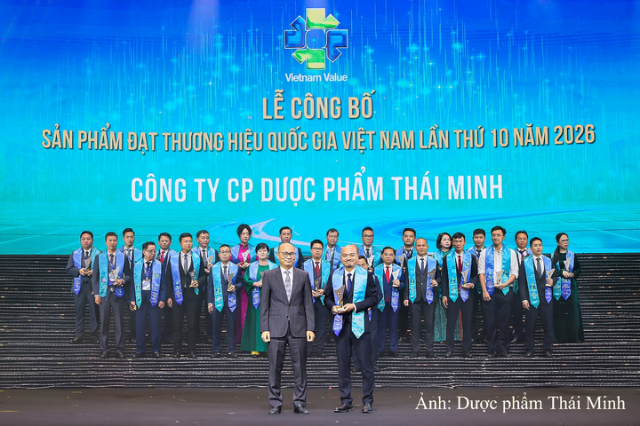 Đại diện Dược phẩm Thái Minh đón nhận chứng nhận Thương hiệu quốc gia Việt Nam năm 2026.