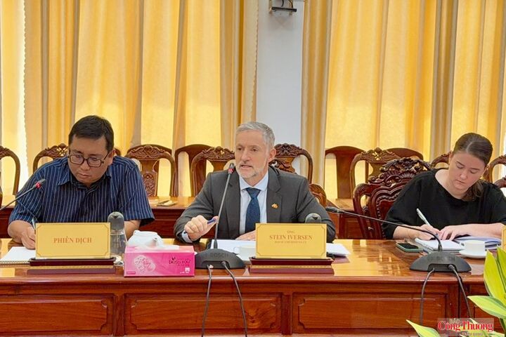 Ông Stein Iversen, Đại sứ Na Uy (ngồi giữa) phát biểu thảo luận tại buổi làm việc.