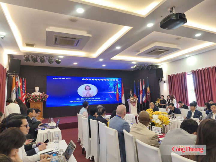 TS. Nguyễn Thị Thìn, Phó Giám đốc Học viện Ngoại giao phát biểu tại sự kiện.