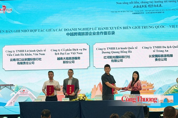 Ký kết hợp tác giữa các doanh nghiệp lữ hành Việt Nam - Trung Quốc tại hội nghị.