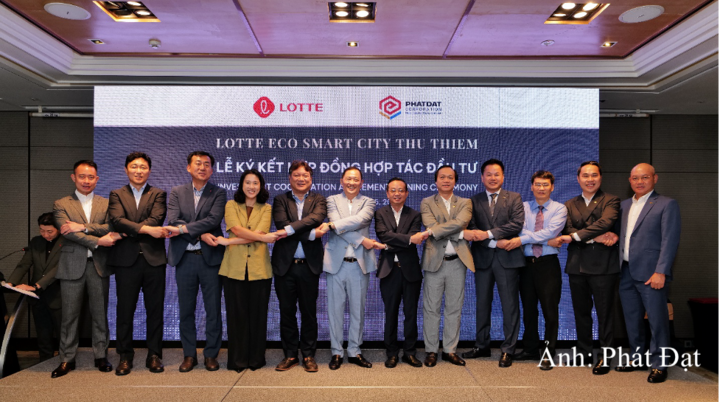 Các khách mời cùng đại diện của Tập đoàn Lotte và Phát Đạt tại Lễ ký kết hợp đồng Hợp đồng Hợp tác Đầu tư dự án Lotte Eco Smart City Thủ Thiêm.