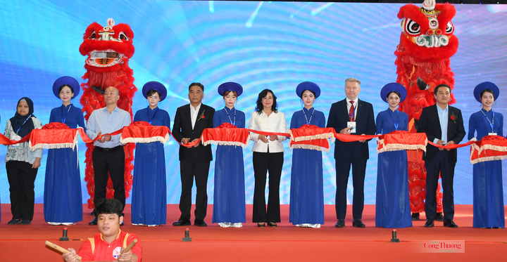 Thứ trưởng Bộ Công Thương Phan Thị Thắng, lãnh đạo TP. Hồ Chí Minh và các đại biểu thực hiện nghi thức cắt băng khai mạc HCM City Export 2026.