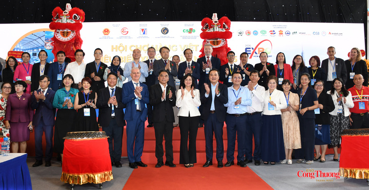 Thứ trưởng Bộ Công Thương Phan Thị Thắng, lãnh đạo TP. Hồ Chí Minh và các đại biểu tham dự sự kiện.