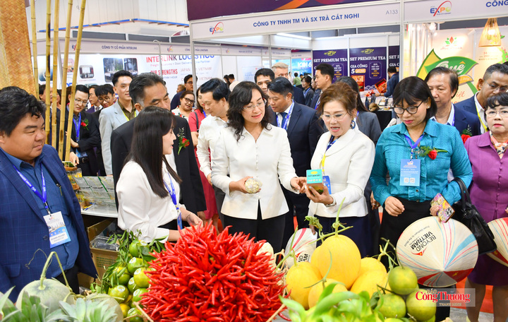 Doanh nghiệp giới thiệu sản phẩm với Thứ trưởng Phan Thị Thắng và các đại biểu tại sự kiện.