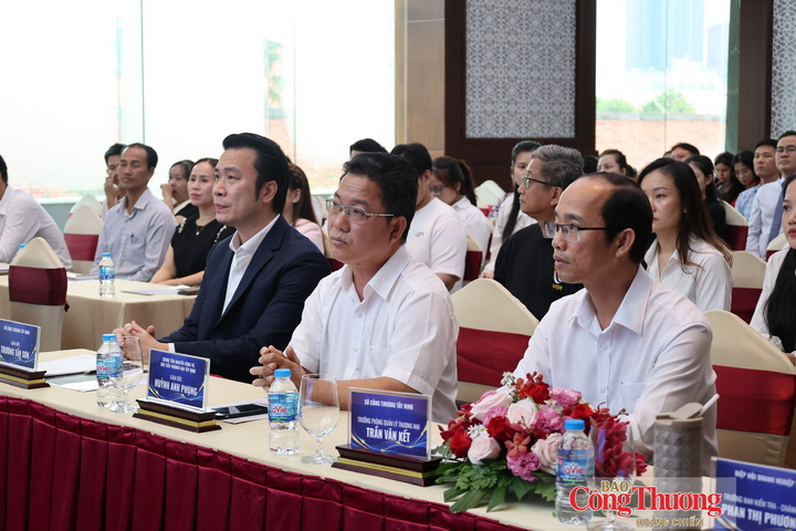Các đại biểu tham dự lễ kí kết