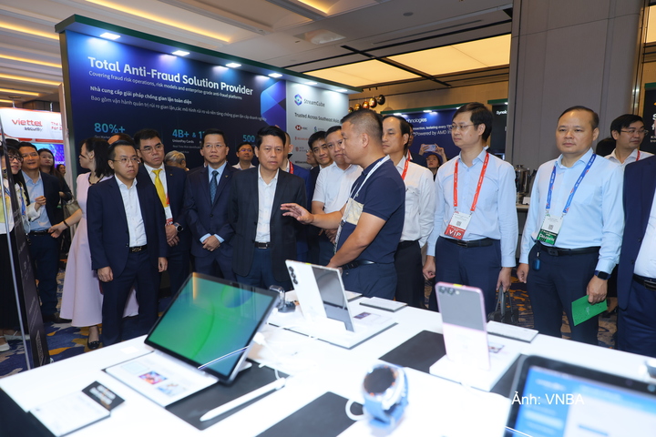 Lãnh đạo Ngân hàng Nhà nước và đại biểu tham quan Triển lãm Smart Banking 2026 lần thứ 7.