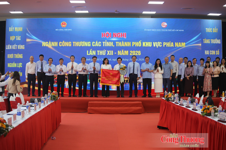 Sở Công Thương TP. Đồng Nai nhận cờ đăng cai tổ chức Hội nghị ngành Công Thương khu vực phía Nam năm 2027.