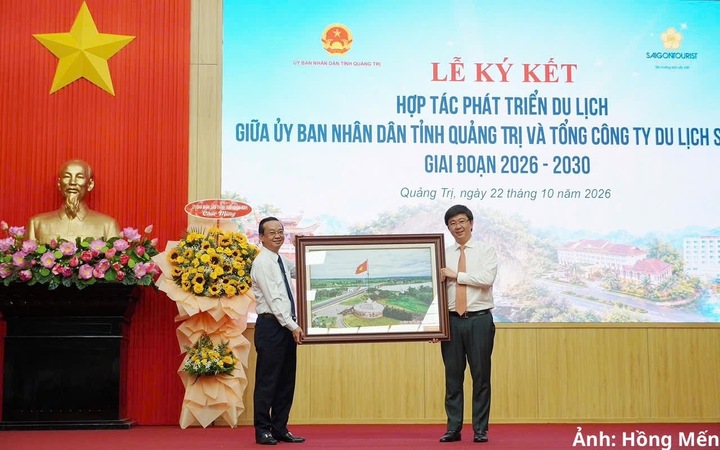 Chủ tịch UBND tỉnh Bùi Hoàng Phương trao tặng quà lưu niệm cho Phó Chủ tịch UBND Thành phố Hồ Chí Minh Bùi Minh Thạnh