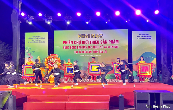 Tiết mục trình diễn võ cổ truyền tại lễ khai mạc.