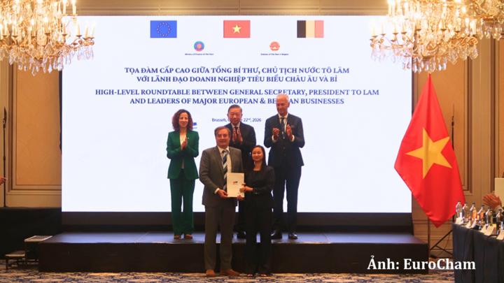 Dưới sự chứng kiến của Tổng Bí thư, Chủ tịch nước Tô Lâm và bà Roxana Mînzatu, EuroCham và Quỹ Thiện nguyện Aquitara đã trao biên bản hợp tác.