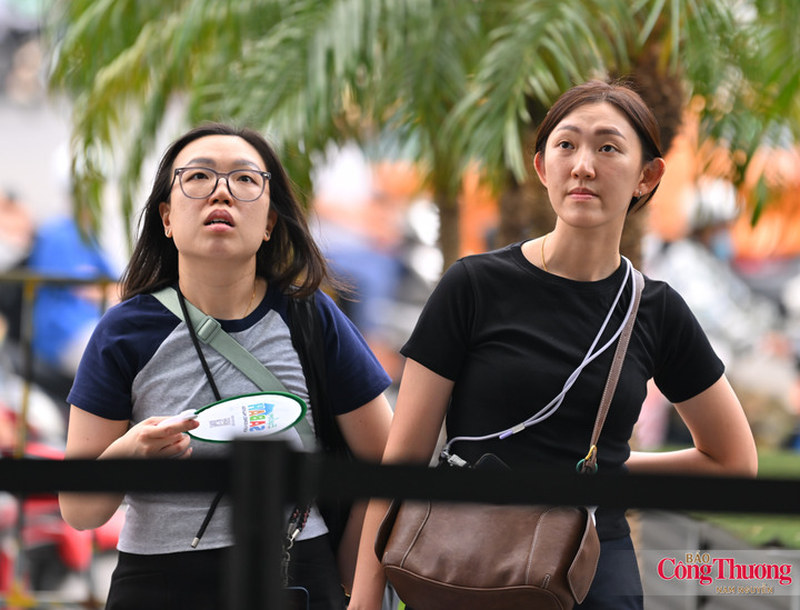 Không chỉ có giới trẻ Việt Nam, nhiều du khách đến từ Nhật Bản, Hàn Quốc, Thái Lan... cũng tham gia xếp hàng dài mua đồ lưu niệm của BIGBANG ở Hà Nội.