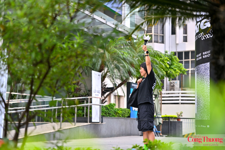 Với người hâm mộ, món đồ mang về có thể chỉ là chiếc áo, móc khóa hay gậy phát sáng. Nhưng phía sau đó còn là những kỷ niệm gắn với thần tượng và hành trình âm nhạc suốt hai thập kỷ. Chính điều ấy khiến nhiều người sẵn sàng vượt hàng nghìn cây số, dành nhiều giờ chờ đợi để lưu giữ một phần thanh xuân của mình.