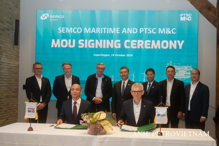Lãnh đạo PETROVIETNAM chứng kiến lễ ký thỏa thuận hợp tác giữa PTSC M&C và Semco Maritime. Ảnh: PETROVIETNAM