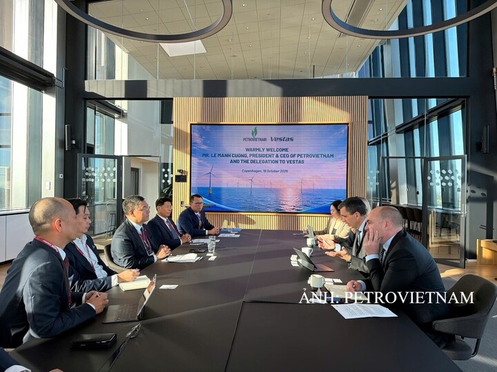 Ông Lê Mạnh Cường, Tổng Giám đốc PETROVIETNAM cùng đoàn công tác làm việc với Tập đoàn Vestas. Ảnh: PETROVIETNAM