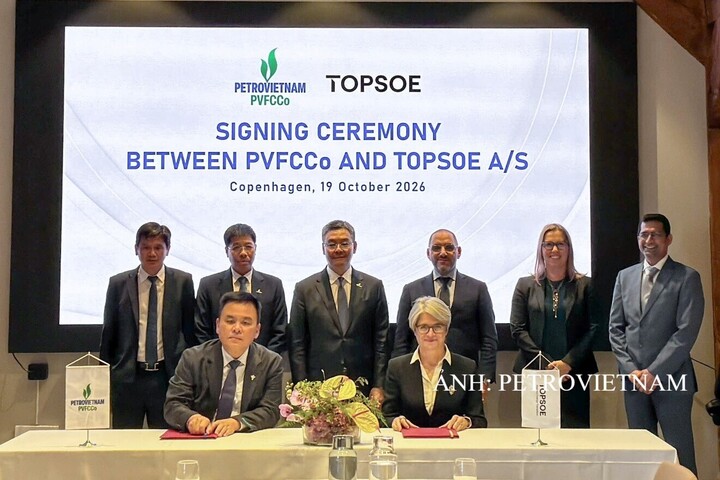 Lãnh đạo PETROVIETNAM chứng kiến lễ ký thỏa thuận hợp tác giữa PVFCCo và Tập đoàn Topsoe. Ảnh: PETROVIETNAM