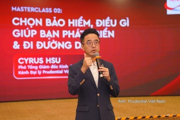 Ông Cyrus Hsu, Phó Tổng Giám đốc Kinh doanh Kênh Đại lý Prudential Việt Nam, giao lưu và chia sẻ những góc nhìn thực tế về nghề tư vấn tài chính với các bạn trẻ tại sự kiện trải nghiệm và định hướng nghề nghiệp của Prudential.
