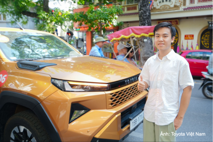 Khách hàng trẻ đánh giá Hilux mang đến cảm giác lái mượt mà, linh hoạt trong đô thị.