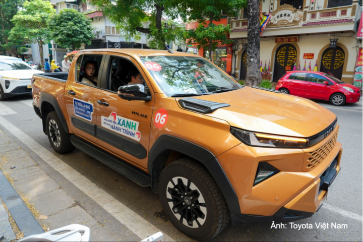 Đông đảo khách hàng trẻ đăng ký lái thử Hilux thế hệ mới.