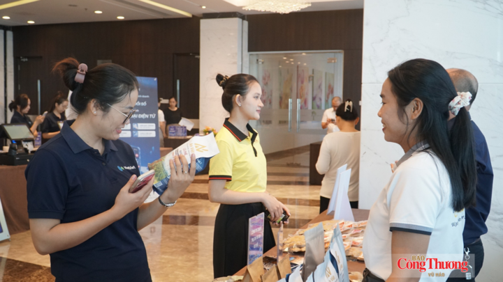 Các đại biểu tham quan gian hàng triển lãm sản phẩm Đà Nẵng và sản phẩm, dịch vụ thanh toán số bên lề Hội thảo