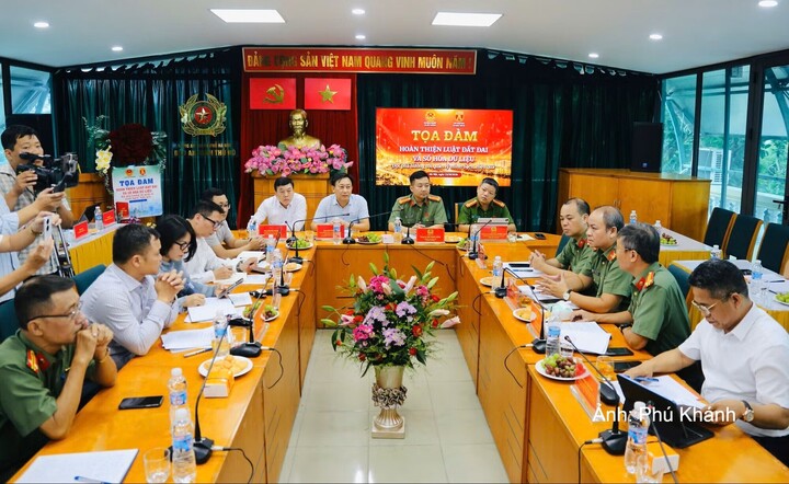 Quang cảnh buổi tọa đàm.