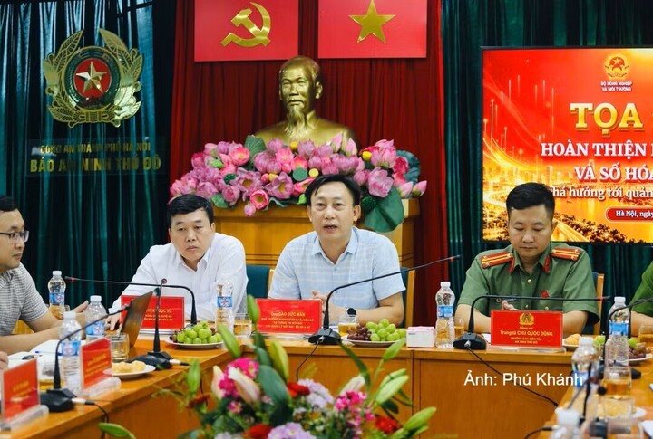 Ông Đào Đức Mẫn, Phó trưởng Phòng Thống kê, Kiểm kê và Thông tin đất đai (Cục Quản lý đất đai, Bộ Nông nghiệp và Môi trường) phát biểu tại tọa đàm.