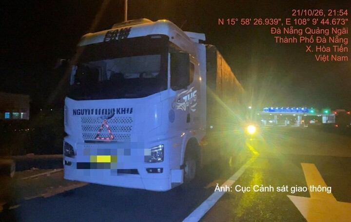 Xe đầu kéo được dừng để kiểm tra trọng tải.