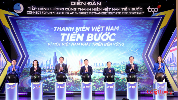 Các đại biểu thực hiện nghi thức khởi động hành trình mới "Tiếp năng lượng cùng thanh niên Việt Nam tiến bước".