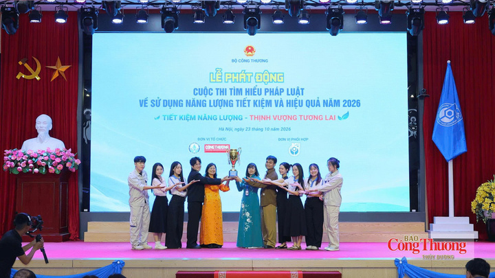 Ban Tổ chức trao Cúp lưu niệm Quán quân mùa thi đầu tiên tại Vòng Chung kết Cuộc thi năm 2025.