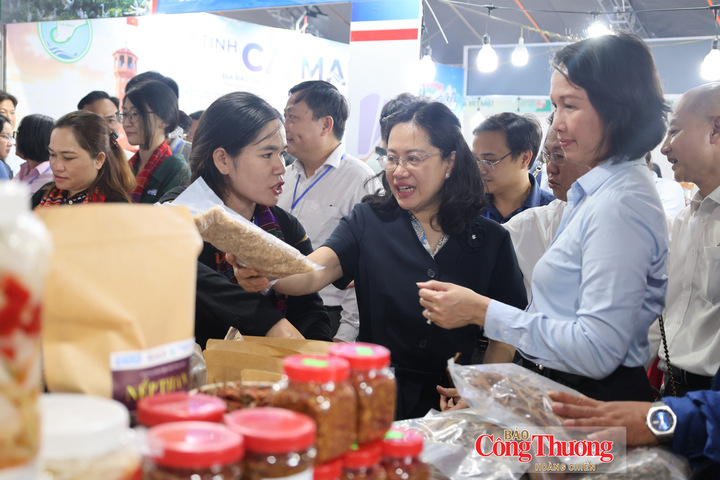 Các đại biểu tham quan các gian hàng tại hội chợ.
