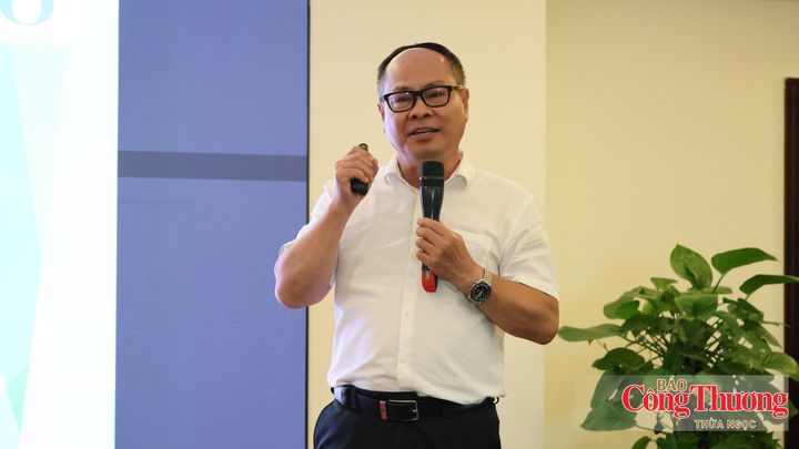 Ông Trần Ngọc Bình, Trưởng phòng Quản lý Xuất nhập khẩu khu vực III (Cục Xuất nhập khẩu, Bộ Công Thương) trao đổi tại hội thảo.