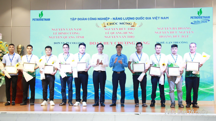 Đại diện Ban Tổ chức trao giải cho các cá nhân đoạt Huy chương Vàng.