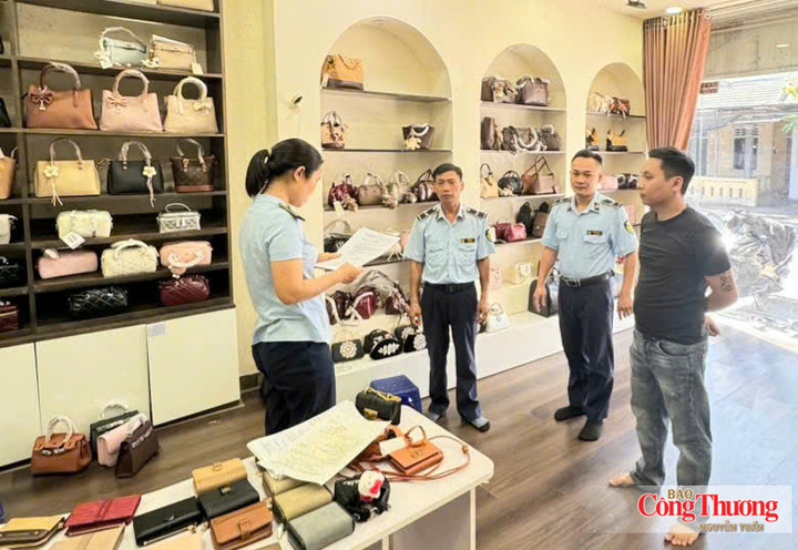 Bên cạnh công tác kiểm tra, xử lý, lực lượng Quản lý thị trường còn tuyên truyền pháp luật về hành vi vi phạm lĩnh vực sở hữu trí tuệ, nhãn hiệu, hàng giả... cho các hộ kinh doanh.