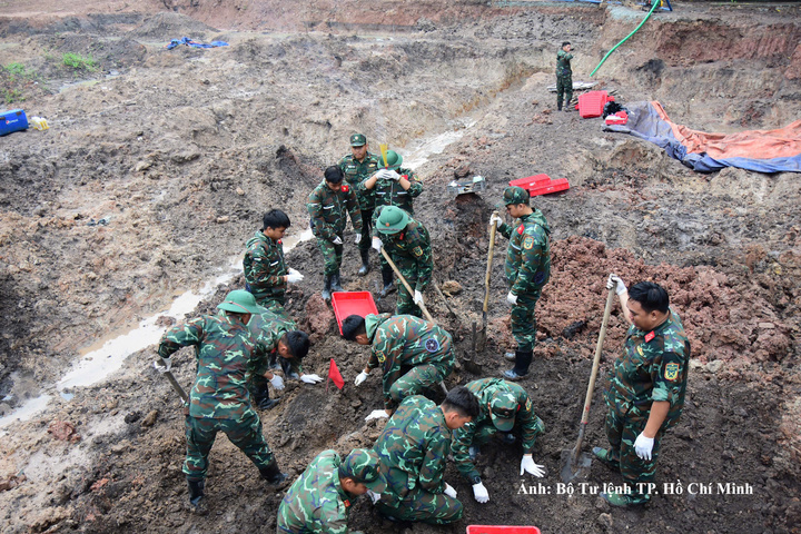 Công tác tìm kiếm, quy tập hài cốt liệt sĩ tại Khu B, Công viên Lê Thị Riêng, TP. Hồ Chí Minh trong ngày 23/10.
