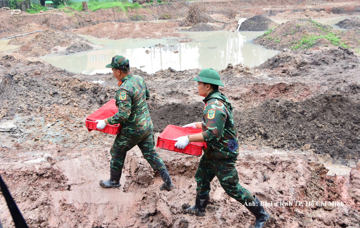 Riêng trong ngày 23/10/2026, các lực lượng đã phát hiện, quy tập thêm 12 hài cốt liệt sĩ cùng 1 bộ di vật kèm theo tại Công viên Lê Thị Riêng.