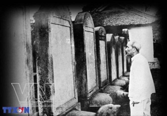 Chủ tịch Hồ Chí Minh thăm Văn Miếu - Quốc Tử Giám, năm 1960, Người xem bia ghi danh các tiến sĩ đầu tiên ở Việt Nam.