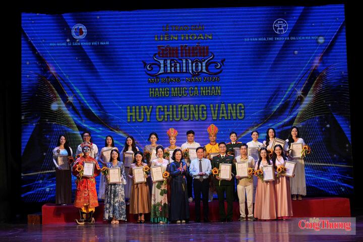 Ban Tổ chức trao Huy chương Vàng cho các vở diễn xuất sắc ở hạng mục cá nhân tại Liên hoan Sân khấu Hà Nội mở rộng năm 2026.