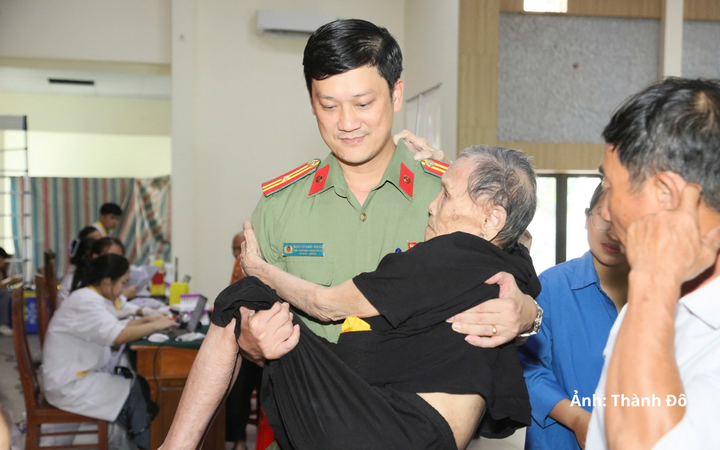 Thân nhân liệt sĩ được lực lượng chức năng hỗ trợ đến điểm lấy mẫu ADN.