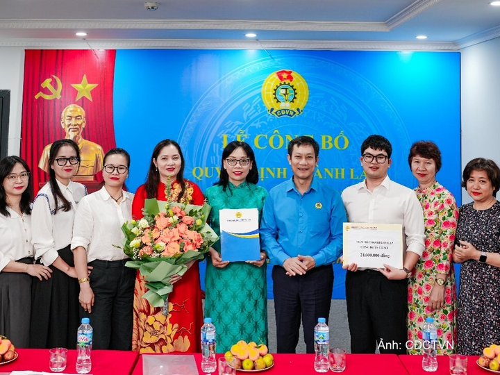 Chủ tịch Công đoàn Công Thương Việt Nam Lê An Hải trao Quyết định cho Ban Chấp hành Công đoàn Công ty CP Văn hóa và Giáo dục Tân Việt