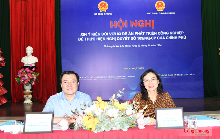 Thứ trưởng Bộ Công Thương Phan Thị Thắng và ông Nguyễn Sinh Nhật Tân, Phó Bí thư Thành ủy TP. Hồ Chí Minh chủ trì hội nghị.