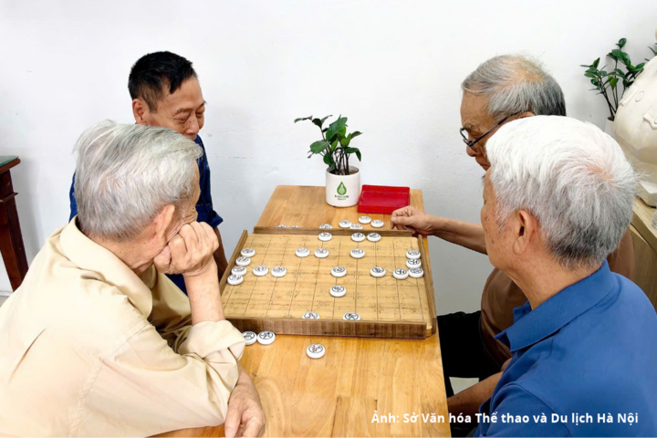 Người dân tham gia các hoạt động văn hóa, văn nghệ tại nhà văn hóa tổ dân phố.