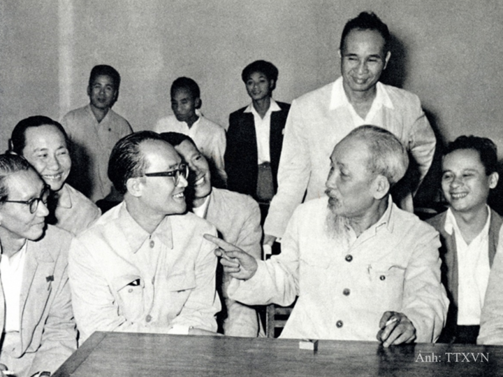 Chủ tịch Hồ Chí Minh nói chuyện thân mật với các đại biểu trí thức dự Hội nghị chính trị đặc biệt, tháng 3/1964.