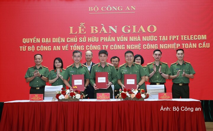 Trung tướng Phạm Trường Giang - Cục trưởng Cục Kế hoạch, Tài chính (Bộ Công an), Đại tá Lương Đức Minh - Chủ tịch Tổng công ty GTINX và Thượng tá Hoàng Việt Anh, Phó tổng giám đốc Tổng công ty GTINX thực hiện nghi thức ký biên bản chuyển giao quyền đại diện chủ sở hữu phần vốn nhà nước tại Công ty cổ phần Viễn thông FPT từ Bộ Công an về Tổng công ty Công nghệ Công nghiệp Toàn cầu (GTINX).