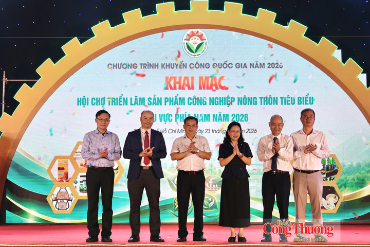 Các đại biểu tham dự lễ khai mạc.