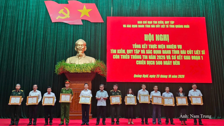 Đồng chí Hồ Văn Niên, Bí thư Tỉnh ủy Quảng Ngãi đã trao tặng Bằng khen cho các tập thể có thành tích xuất sắc trong tham gia “Chiến dịch 500 ngày đêm đẩy mạnh tìm kiếm, quy tập và xác định danh tính hài cốt liệt sĩ”